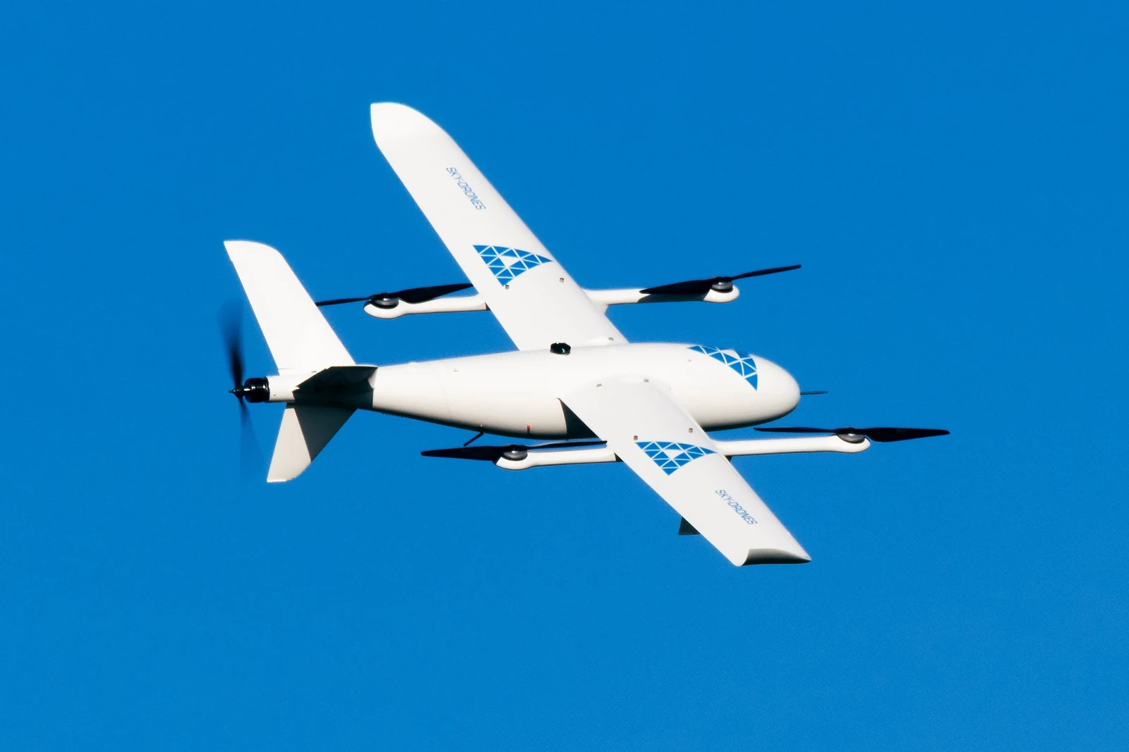 長距離自律飛行の研究・実証に使用されるSky-Dronesの航空プラットフォーム